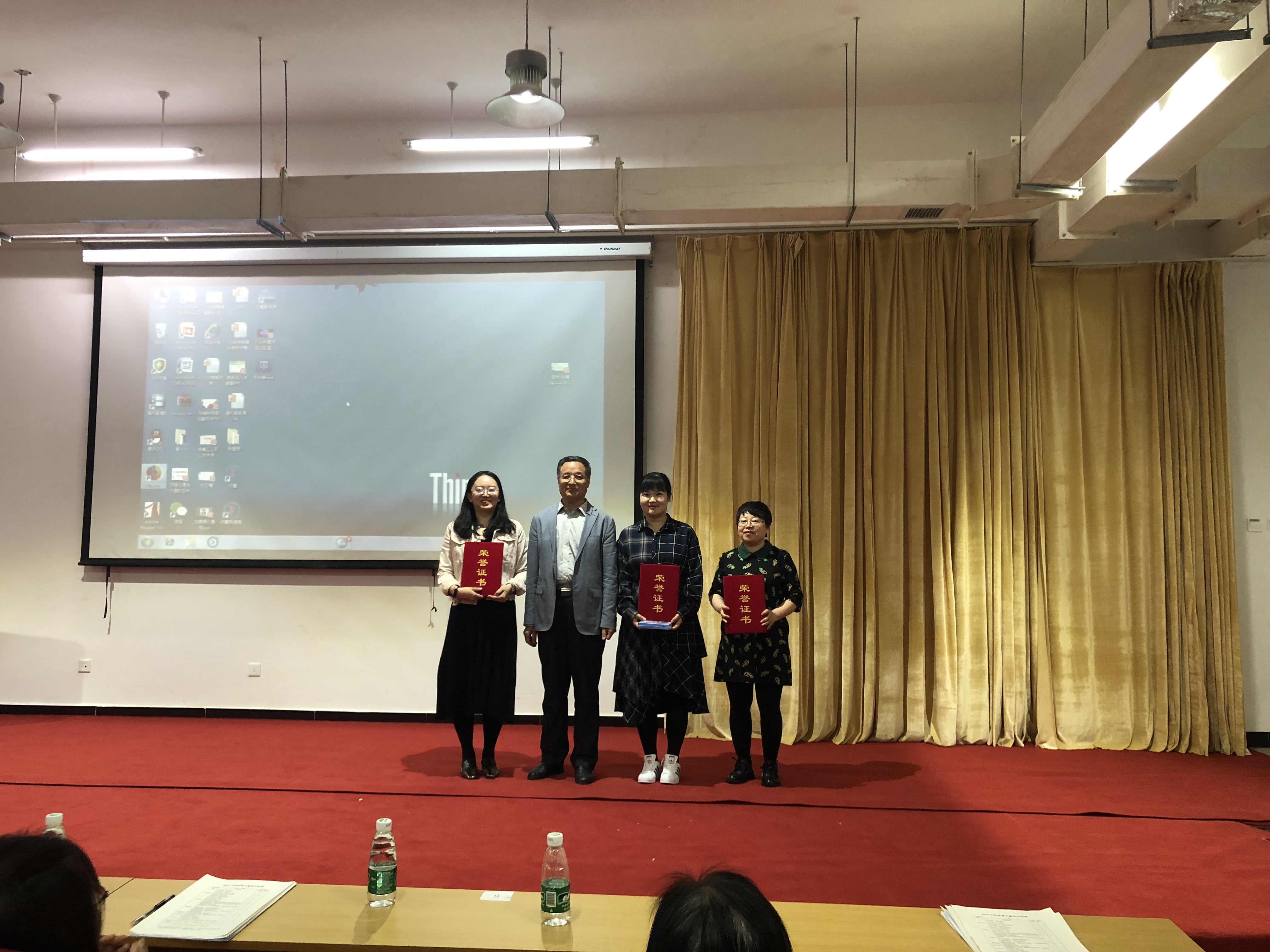吴院长为二等奖获得者颁奖