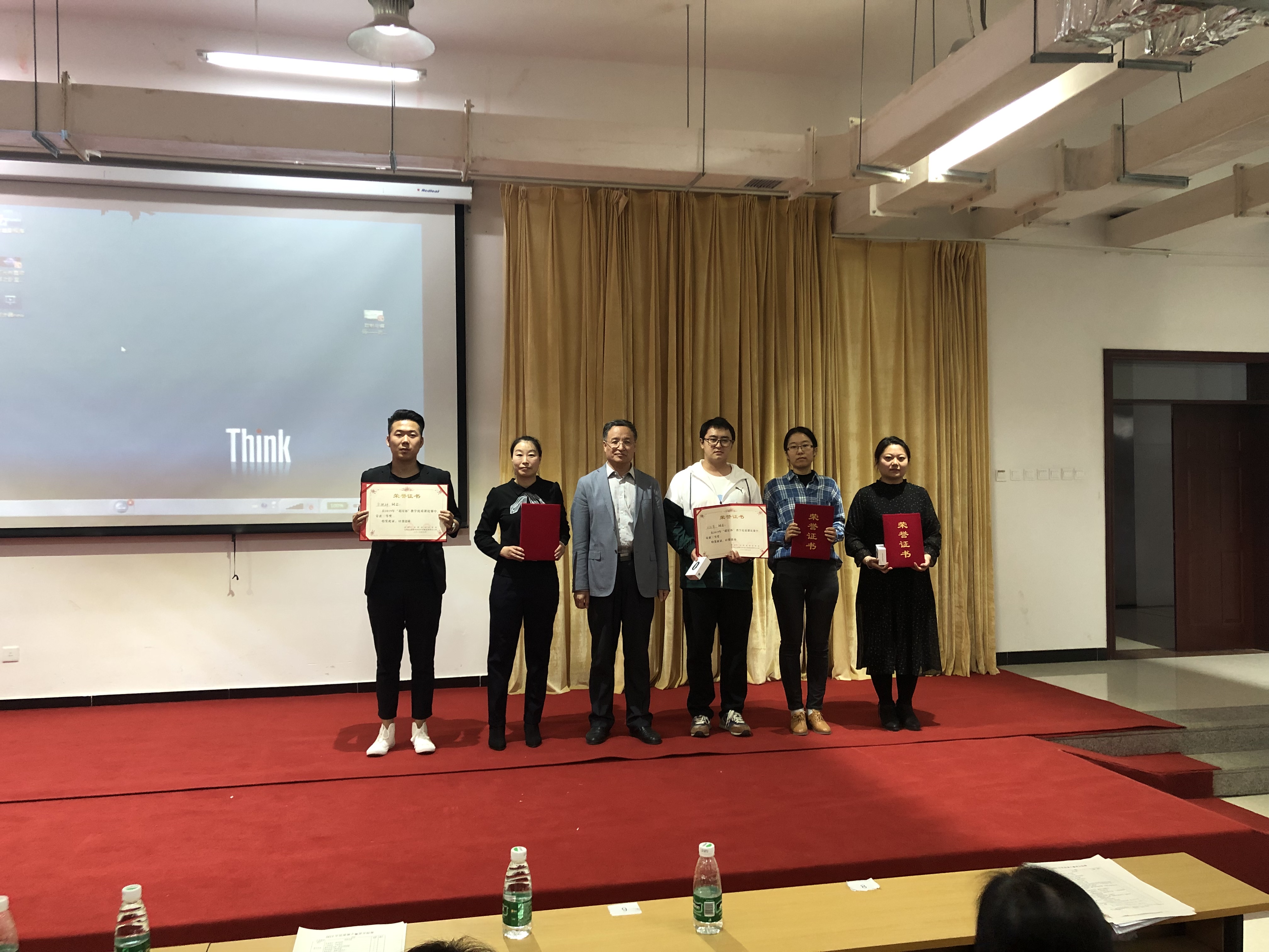 吴院长为三等奖获得者颁奖